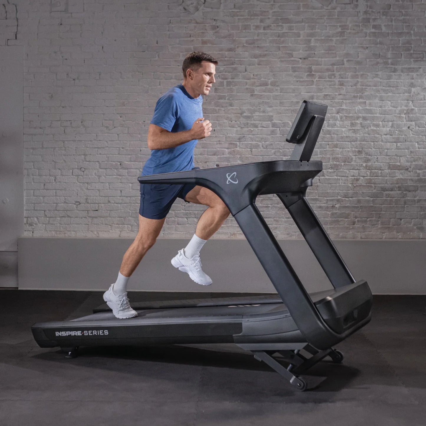 Série Inspire - Tapis de course T7S avec écran tactile de 15,6 po