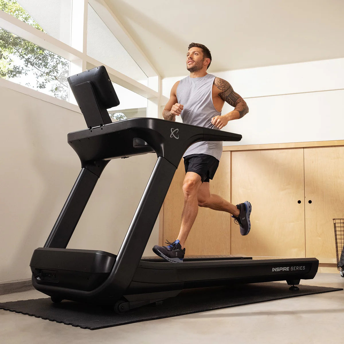 Série Inspire - Tapis de course T7S avec écran tactile de 15,6 po